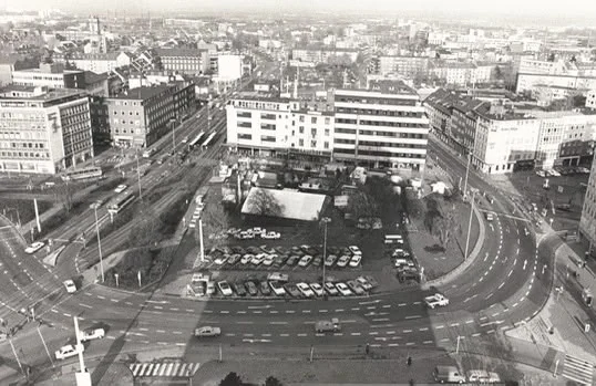 Historische Schwarzweißaufnahme des Wiener Platzes in Köln-Mülheim mit Fahrzeugen auf dem Platz, ab 1993 Standort des Autohandels