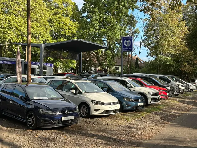 Reihe von Volkswagen-Gebrauchtwagen auf dem Hof von EYC Global in Köln-Ostheim